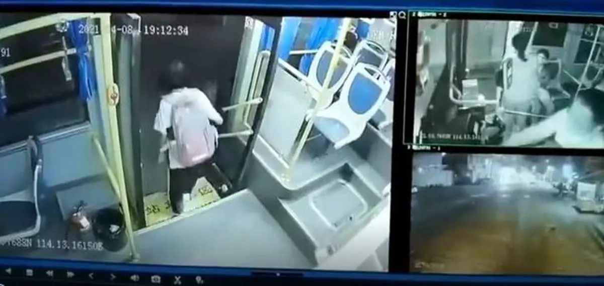 لحظه گیر افتادن دختر بچه بین دربهای اتوبوس+فیلم