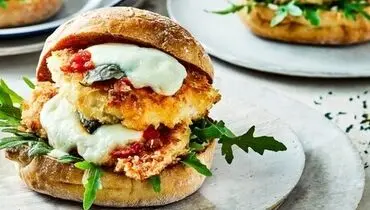 طرز تهیه ساندویچ چیکن پارمسان + فیلم
