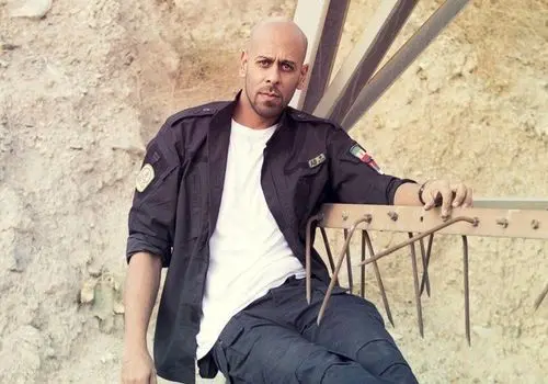 حرکات عجیب زن چادری روی سقف پراید در وسط جاده + فیلم