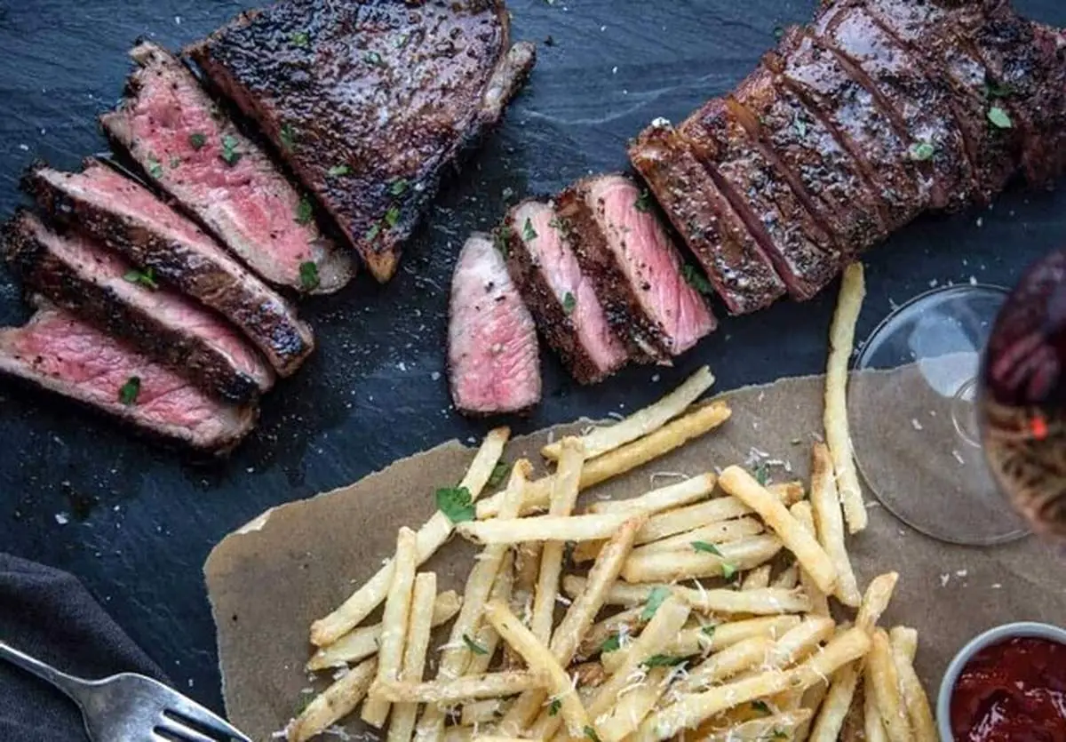 طرز تهیه استیک با قهوه خرد شده و سس مخصوص