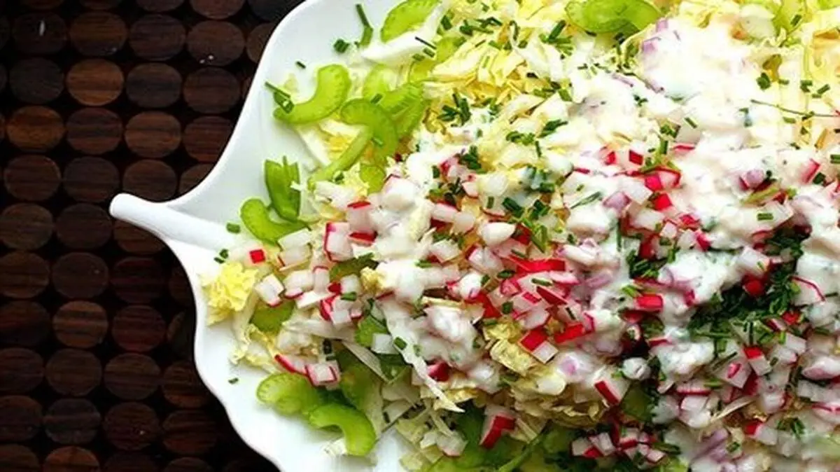 طرز تهیه سالاد کاهو با سس ریحان