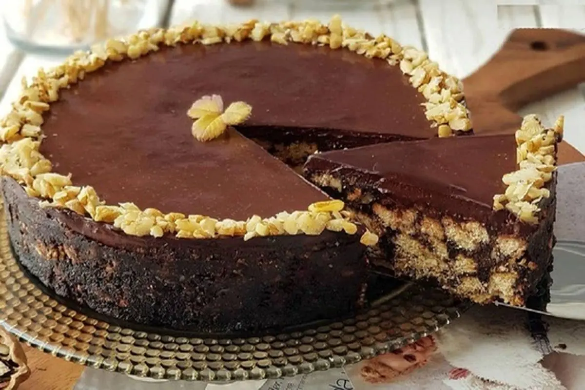 طرز تهیه کیک شکلاتی با بیسکویت ساقه طلایی