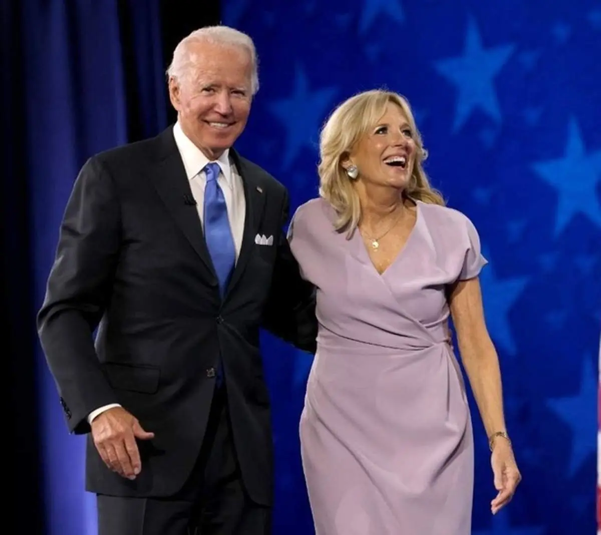 جوراب شلواری زن جو بایدن سوژه رسانه‌ها شد + عکس