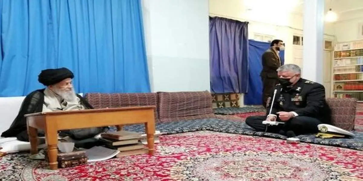عکسی از دیدار ناگهانی مقام بلندپایه ارتش با یک مرجع تقلید
