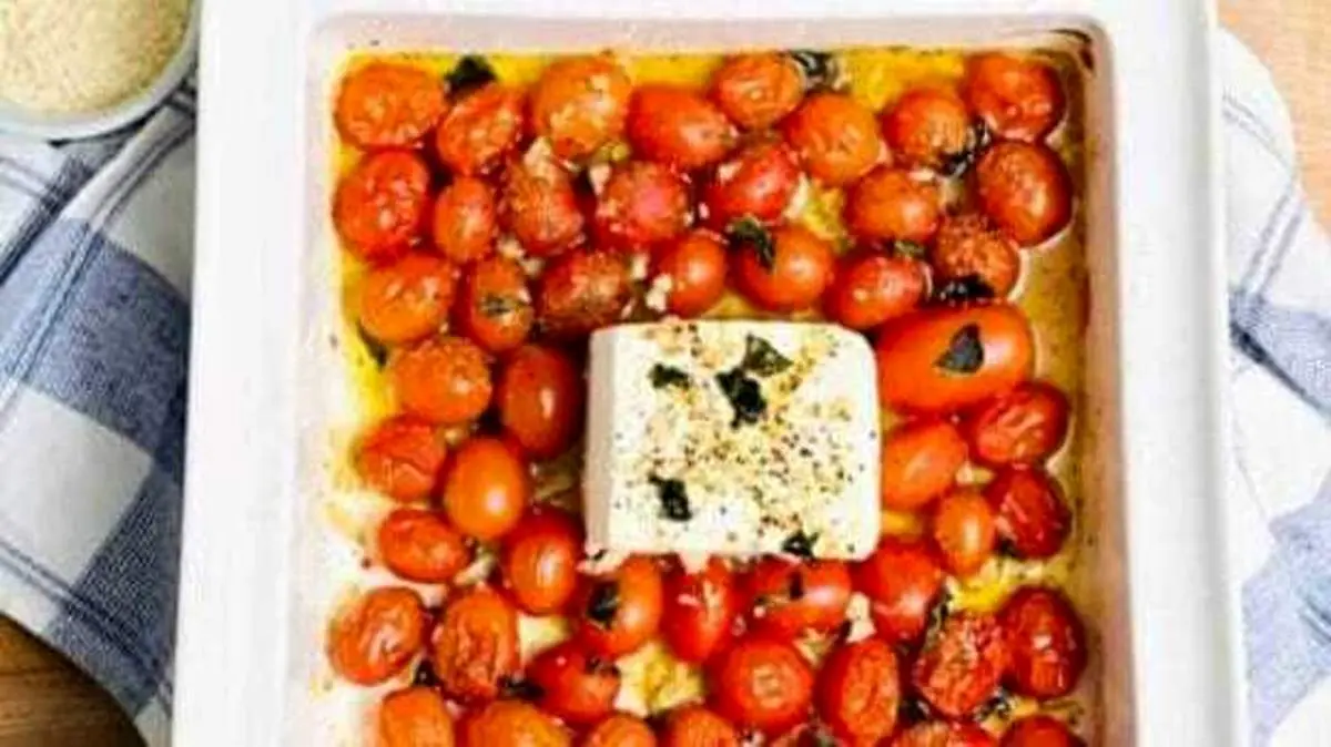 طرز تهیه پاستا با پنیر فتا و گوجه گیلاسی + فیلم
