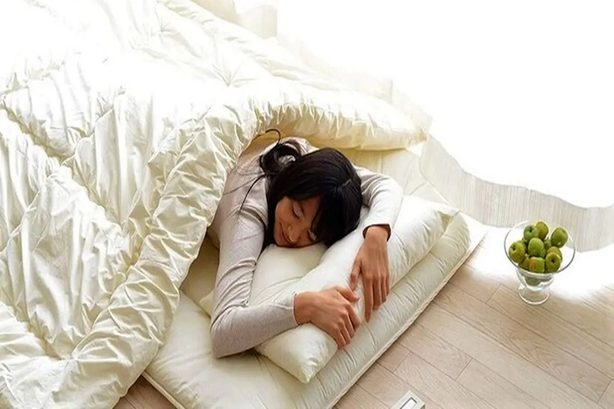 چرا ژاپنی ها روی زمین می‌خوابند؟ + فواید