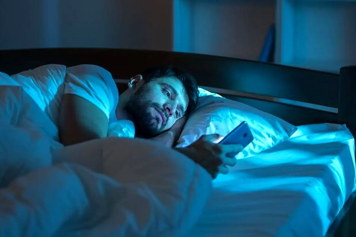 چرا با وجود خواب ‌آلودگی به خواب نمی‌رویم؟ + راه حل