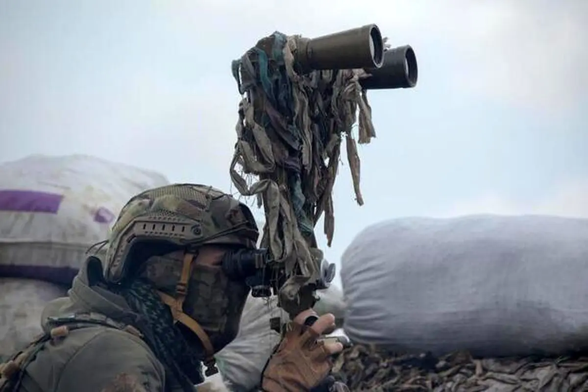 دوربین شکاری یک نظامی در مواضع جنگی اوکراین + عکس