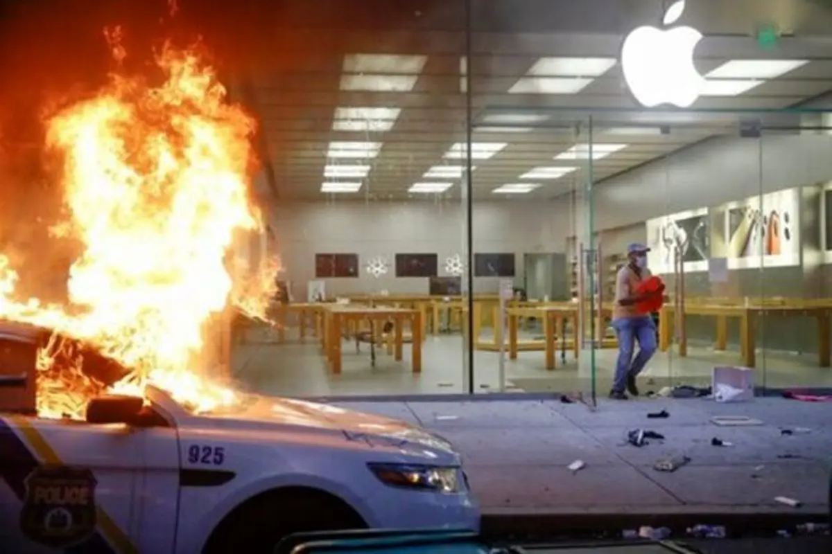 آتش کشیده شدن فروشگاه اپل در آمریکا+فیلم