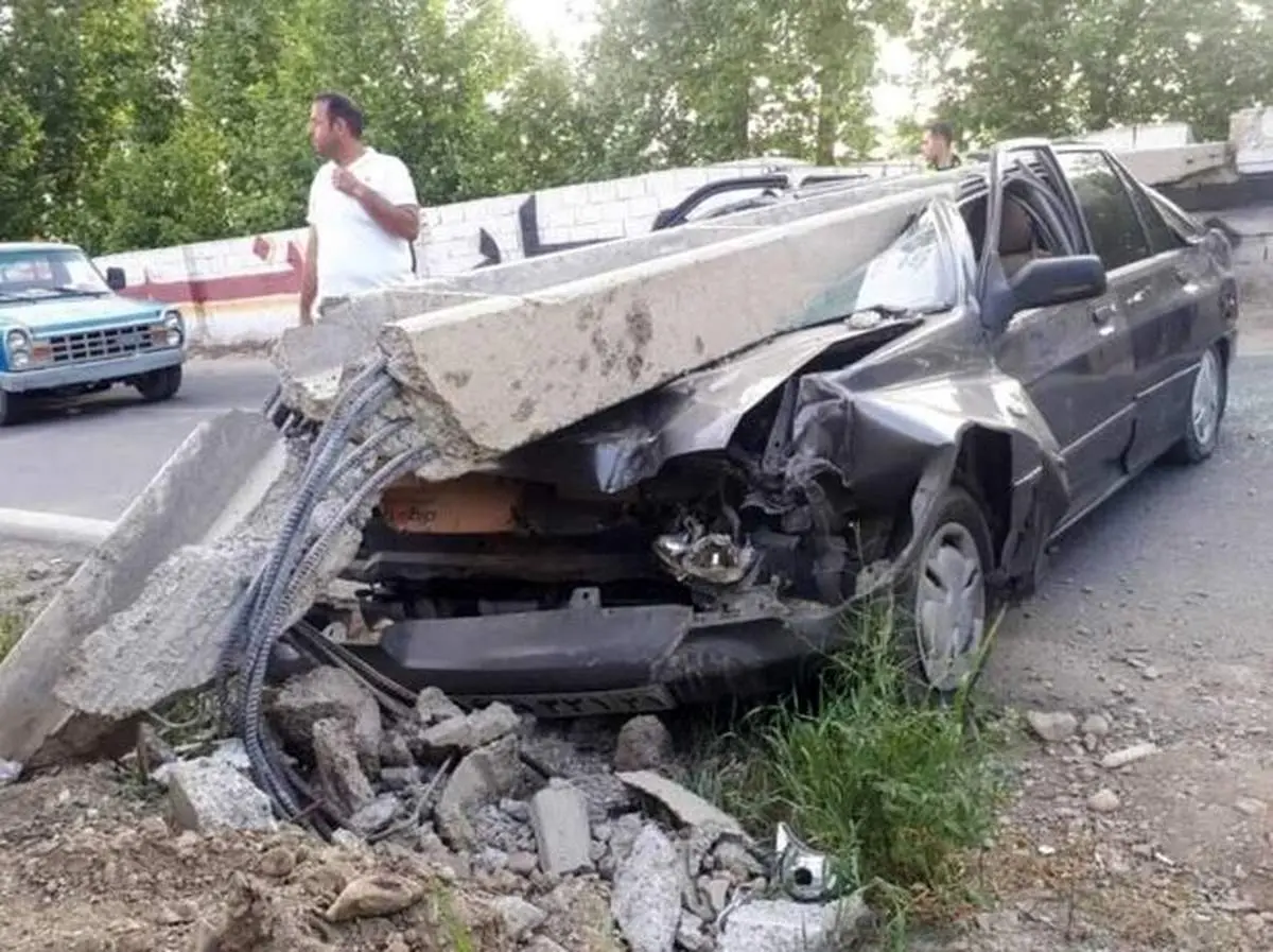 سقوط تیر چراغ برق روی پراید و نجات معجزه‌آسای راننده از میان آهن‌پاره‌ها+عکس