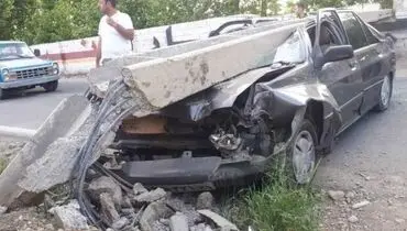 سقوط تیر چراغ برق روی پراید و نجات معجزه‌آسای راننده از میان آهن‌پاره‌ها+عکس
