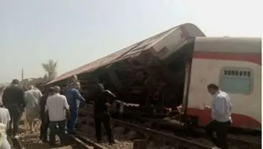 خروج قطار از ریل در مصر / ۱۶ نفر کشته و ۹۷ نفر دیگر زخمی شدند + تصاویر