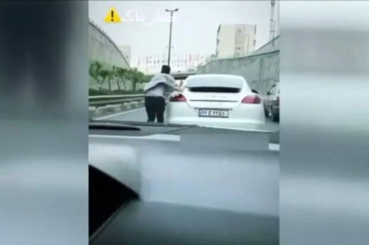 حرکت خطرناک یک شهروند در یکی از بزرگراه‌های تهران+ فیلم