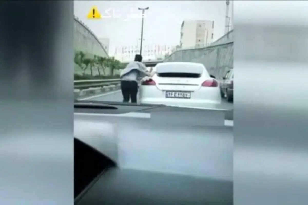 حرکت خطرناک یک شهروند در یکی از بزرگراه‌های تهران+ فیلم