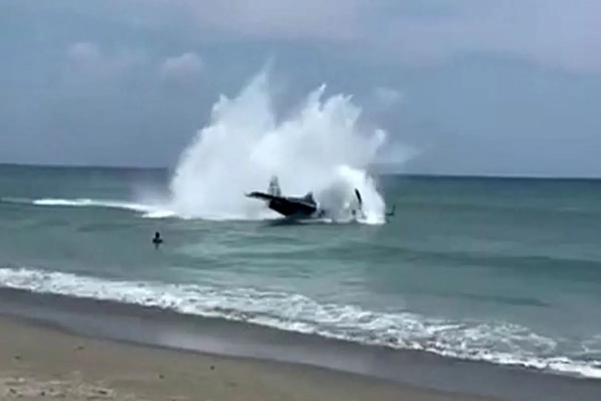وحشت گردشگران از فرود هواپیما در ساحل دریا!+فیلم