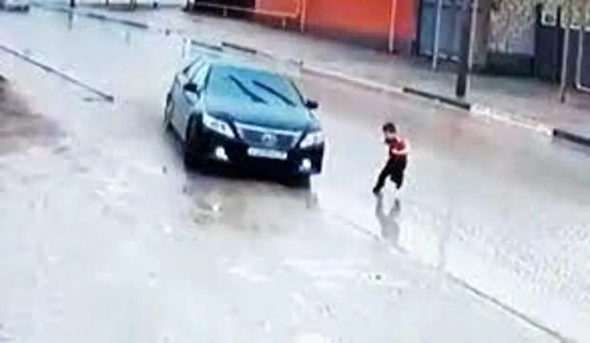 لحظه ناراحت‌کننده تصادف شدید خودرو با یک کودک+فیلم