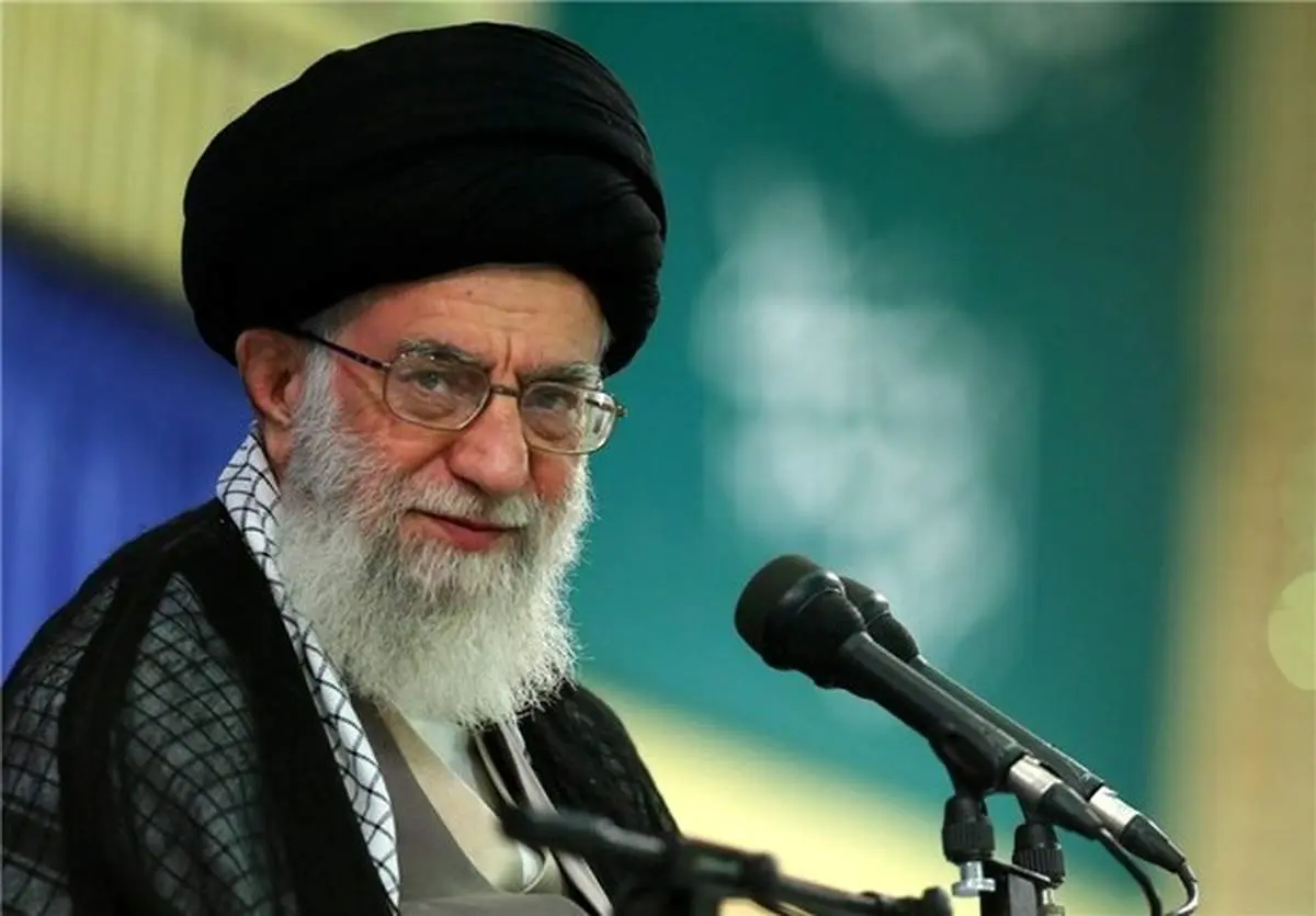 لحظاتی دلنشین از زمزمه قرائت قرآن توسط رهبرانقلاب + فیلم