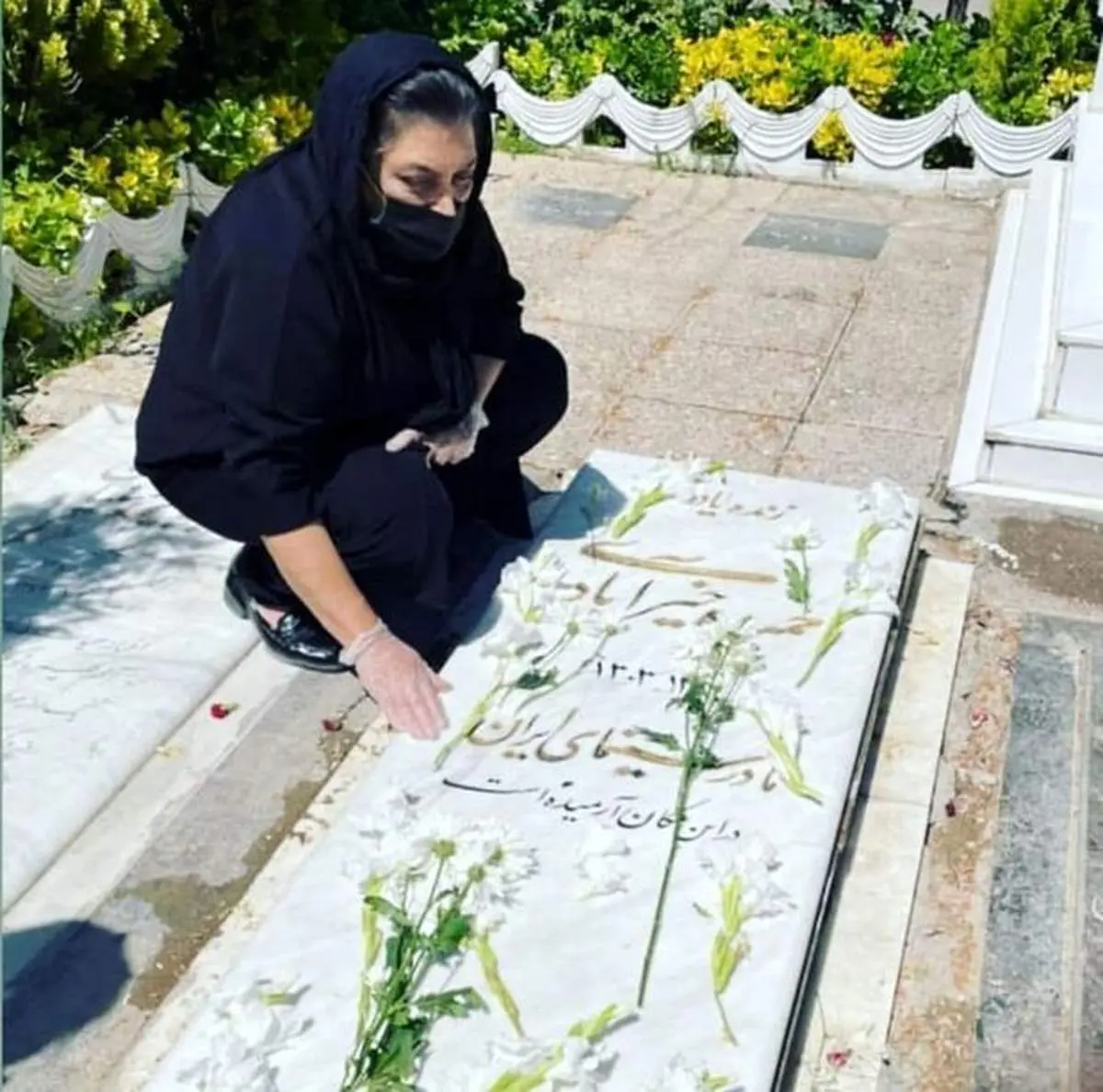 مهوش وقاری بر سر مزار زنده یاد حمیده خیرآبادی +عکس