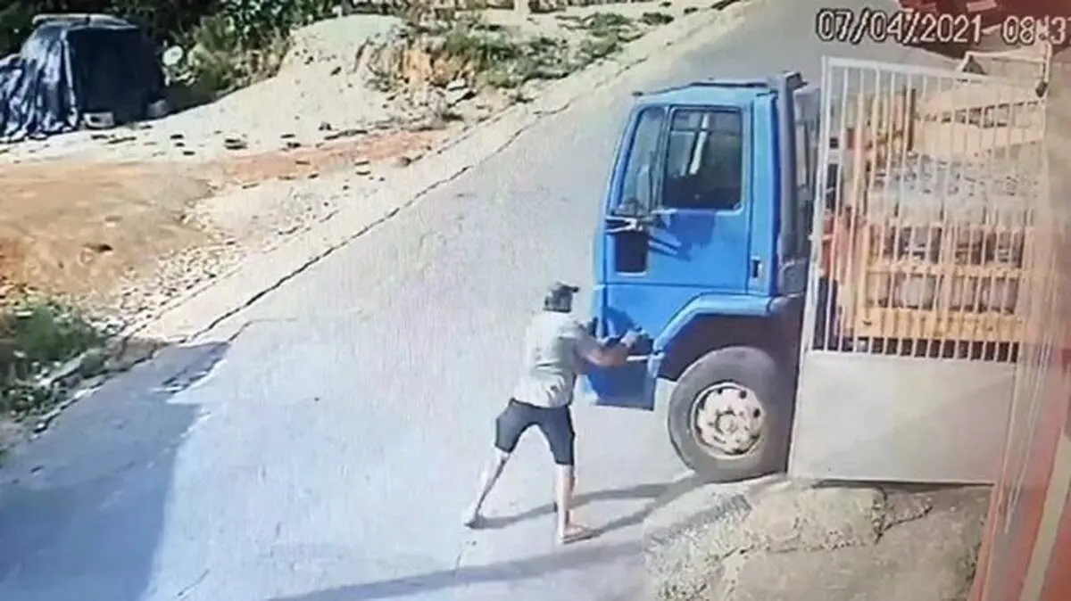 لحظه دلهره آور حرکت کامیون حامل کپسول گاز + فیلم