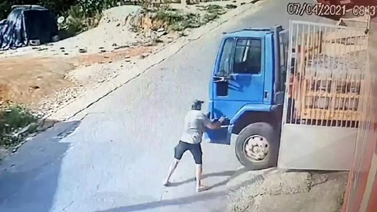 لحظه دلهره آور حرکت کامیون حامل کپسول گاز + فیلم