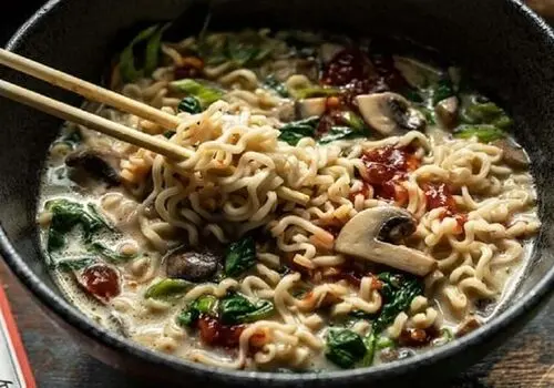 طرز تهیه نودل متفاوت و لذیذ در کمتر از 10 دقیقه+فیلم