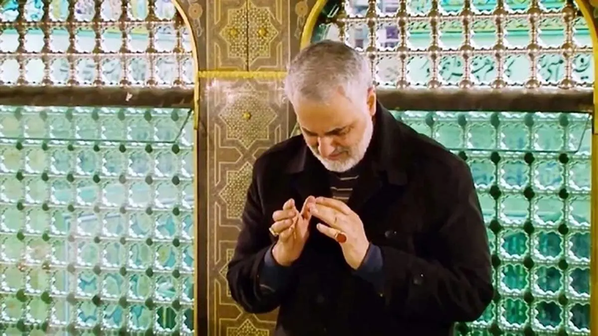 ادای احترام یک کودک به تصویر سردار سلیمانی