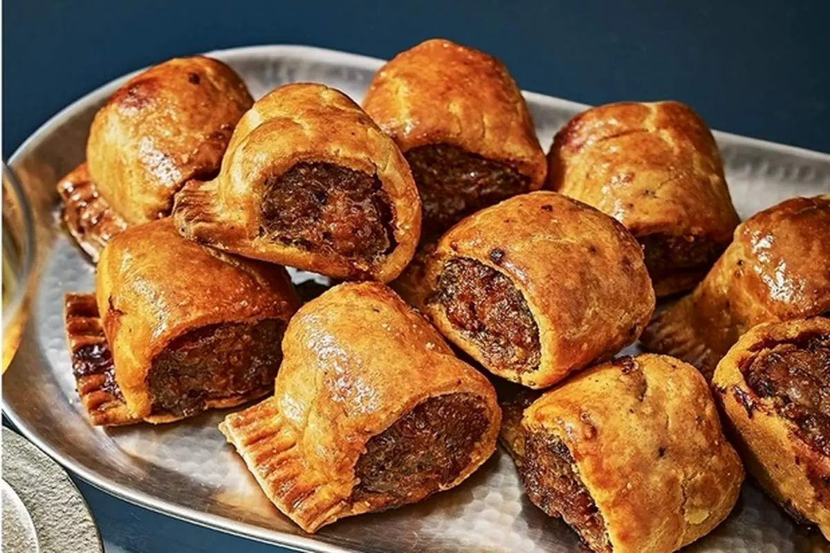طرز تهیه رول سوسیس و سیب زمینی با خمیر هزارلا + فیلم