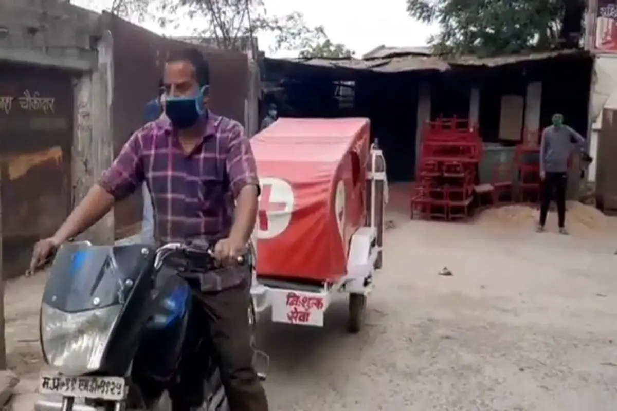 مرد هندی موتورش را تبدیل به آمبولانس کرد + فیلم