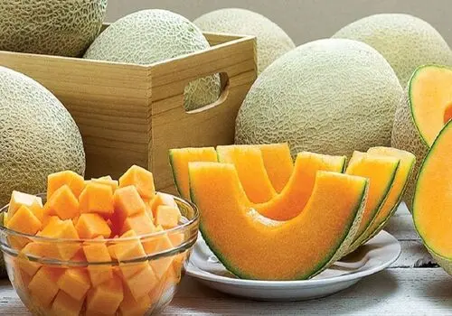چه خوراکی‌هایی آب بدن را زیاد می‌کنند ؟