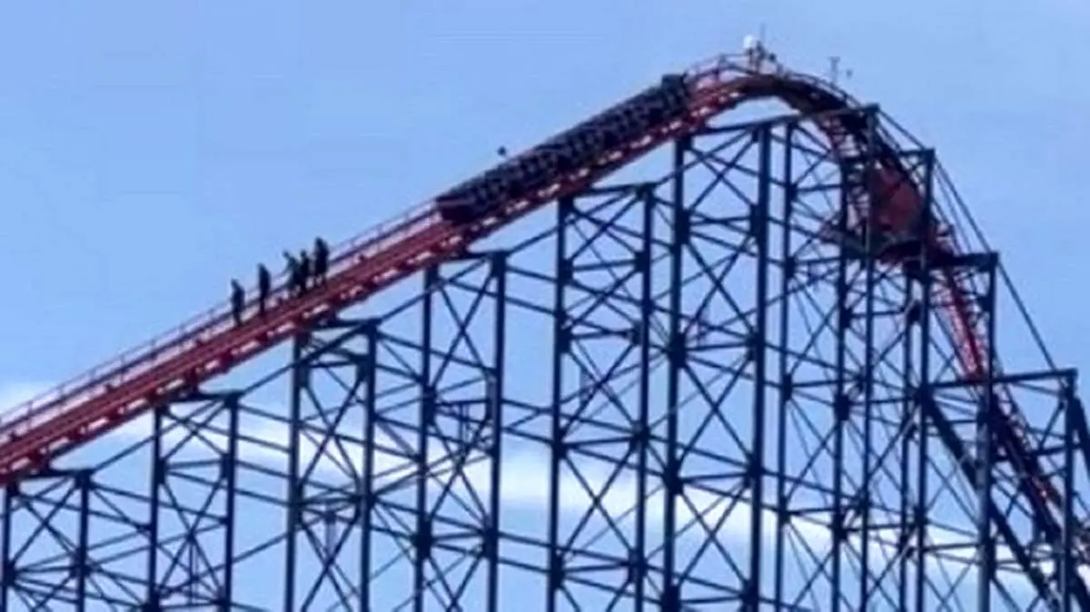 توقف دلهره آور ترن هوایی در سراشیبی!+فیلم