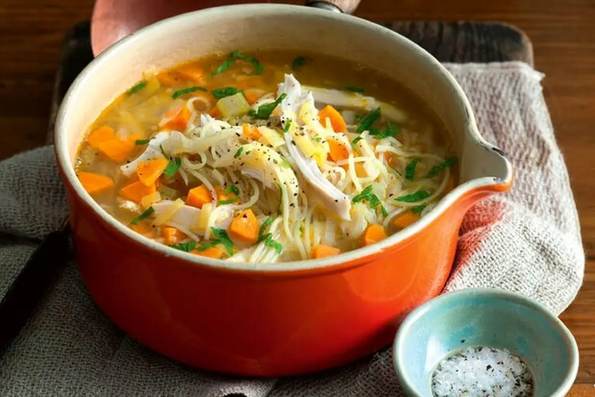 طرز تهیه سوپ ورمیشل با مرغ و سبزیجات