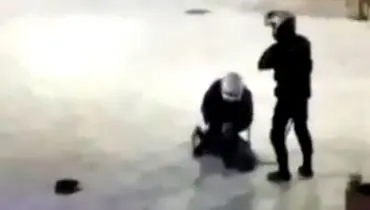 لحظه ضرب و شتم یک دختر توسط پلیس اسپانیا + فیلم
