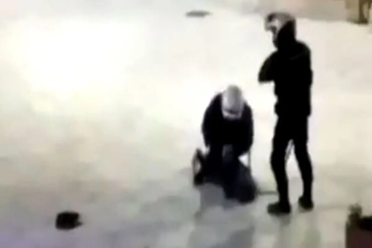 لحظه ضرب و شتم یک دختر توسط پلیس اسپانیا + فیلم