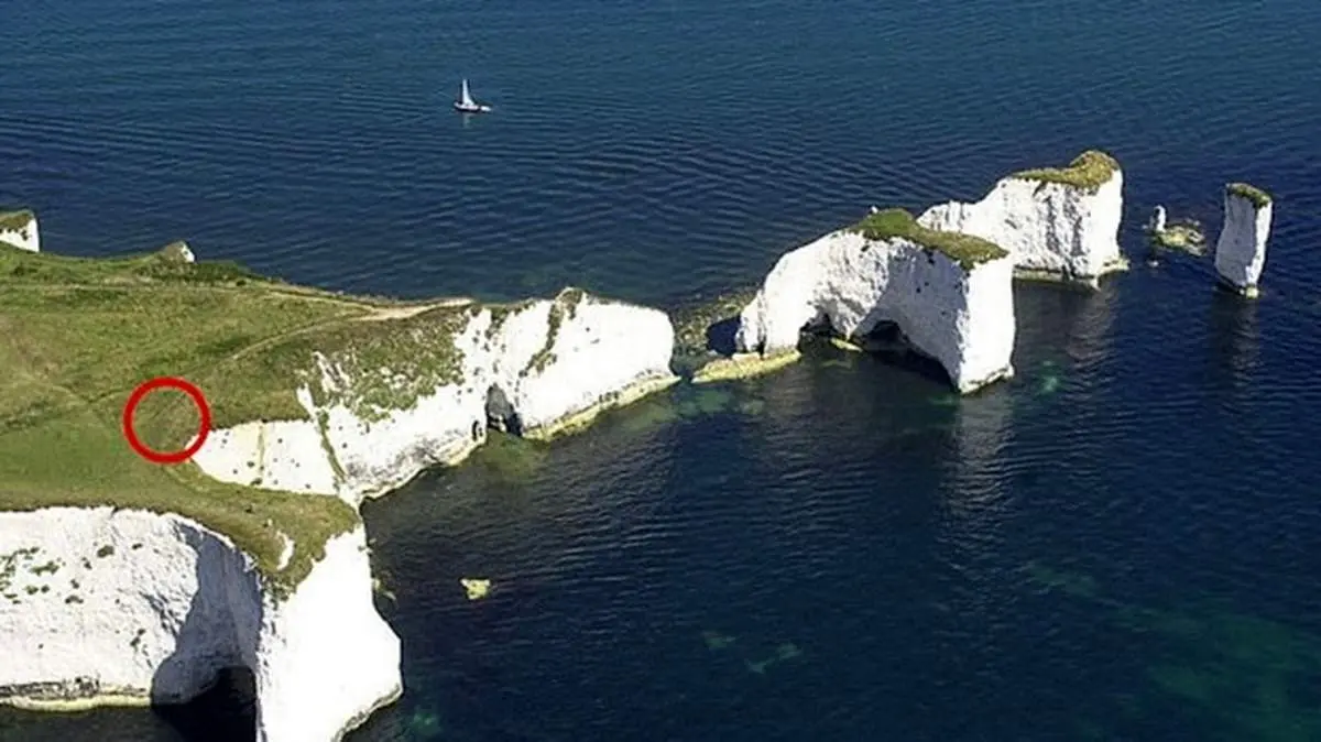 سقوط مرگبار گردشگر از صخره حین گرفتن عکس سلفی! + تصاویر