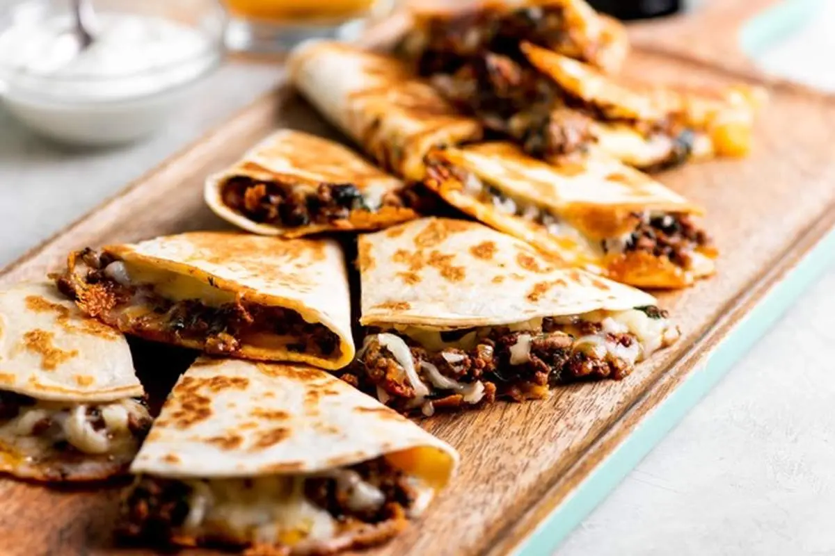 طرز تهیه کسادیای گوشت و پنیر + فیلم