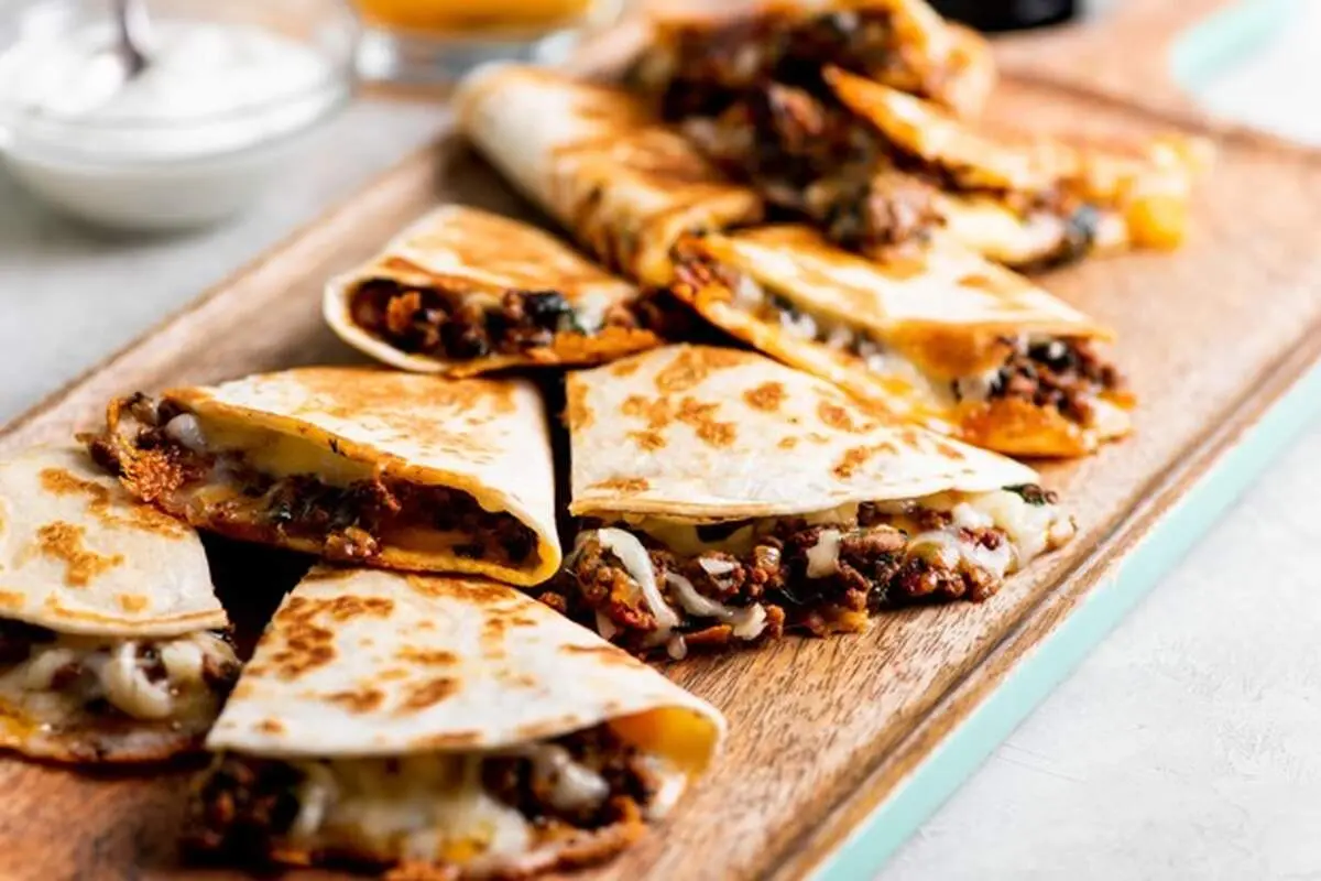 طرز تهیه کسادیای گوشت و پنیر + فیلم