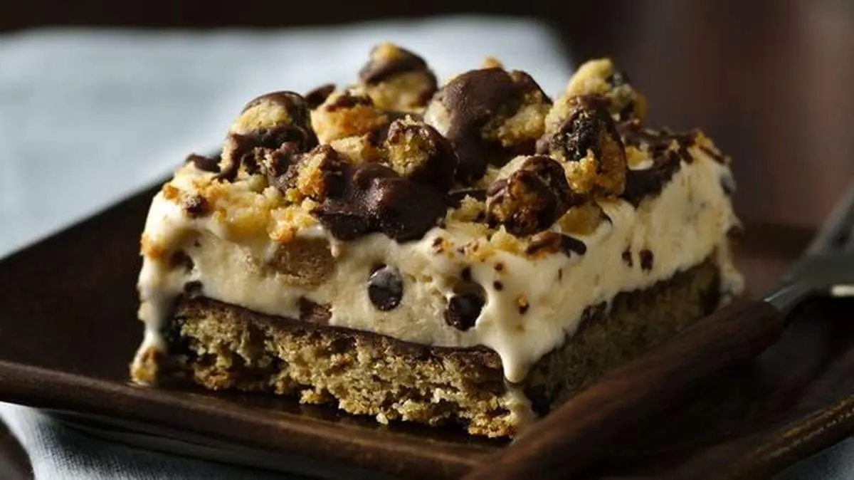 طرز تهیه کیک بستنی با چیپس شکلاتی