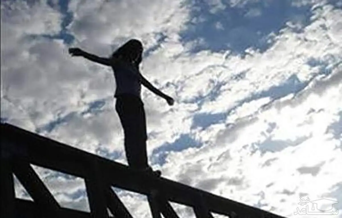 دخالت غیرحرفه‌ای مردم باعث سقوط و خودکشی دختر جوان شد+فیلم