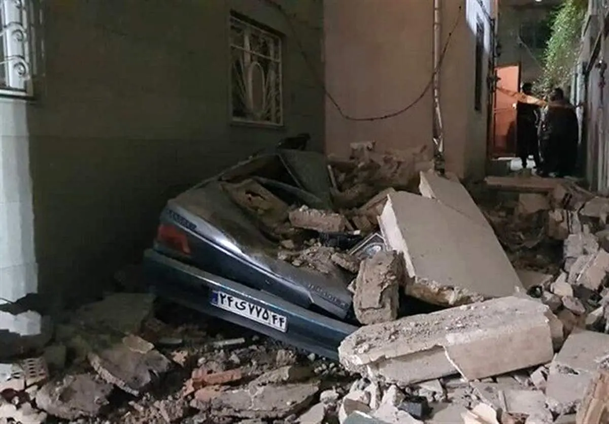 تخریب ۳ خودرو به دلیل ریزش دیوار یک ساختمان + فیلم و تصاویر