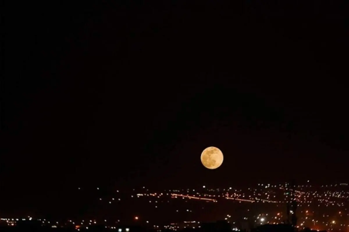 تصاویری زیبا از پدیده ابرماه در تهران+ عکس