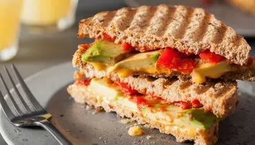 طرز تهیه ساندویچ گوجه کبابی و پنیر گریل شده