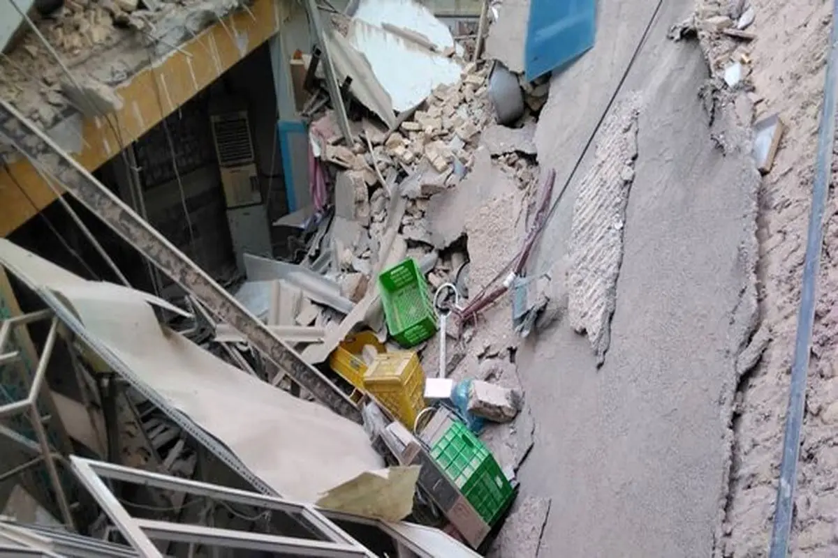 تخریب یک ساختمان در افسریه/ تا کنون دو نفر مصدم شدند+عکس