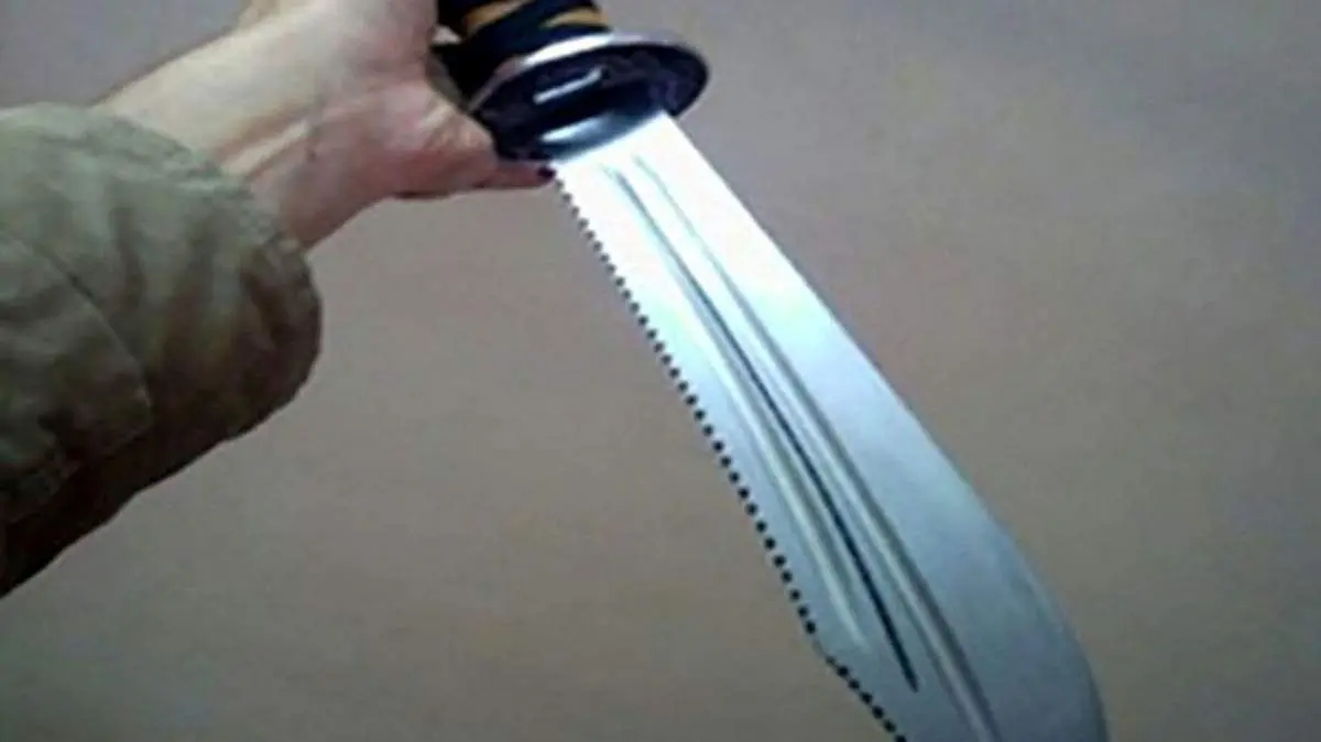موبایل قاپی که بعد دستگیری با قمه به جان پلیس افتاد+ ویدئو