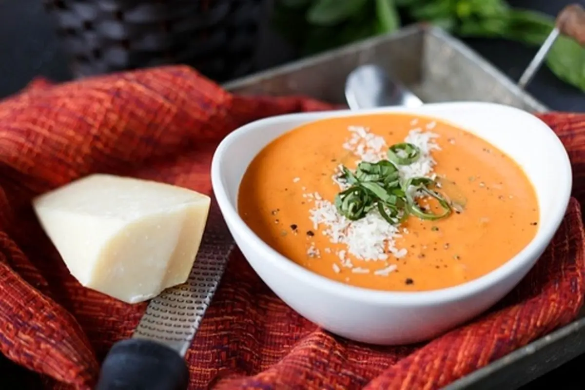 طرز تهیه سوپ خامه‌ای گوجه و ریحان خوشمزه