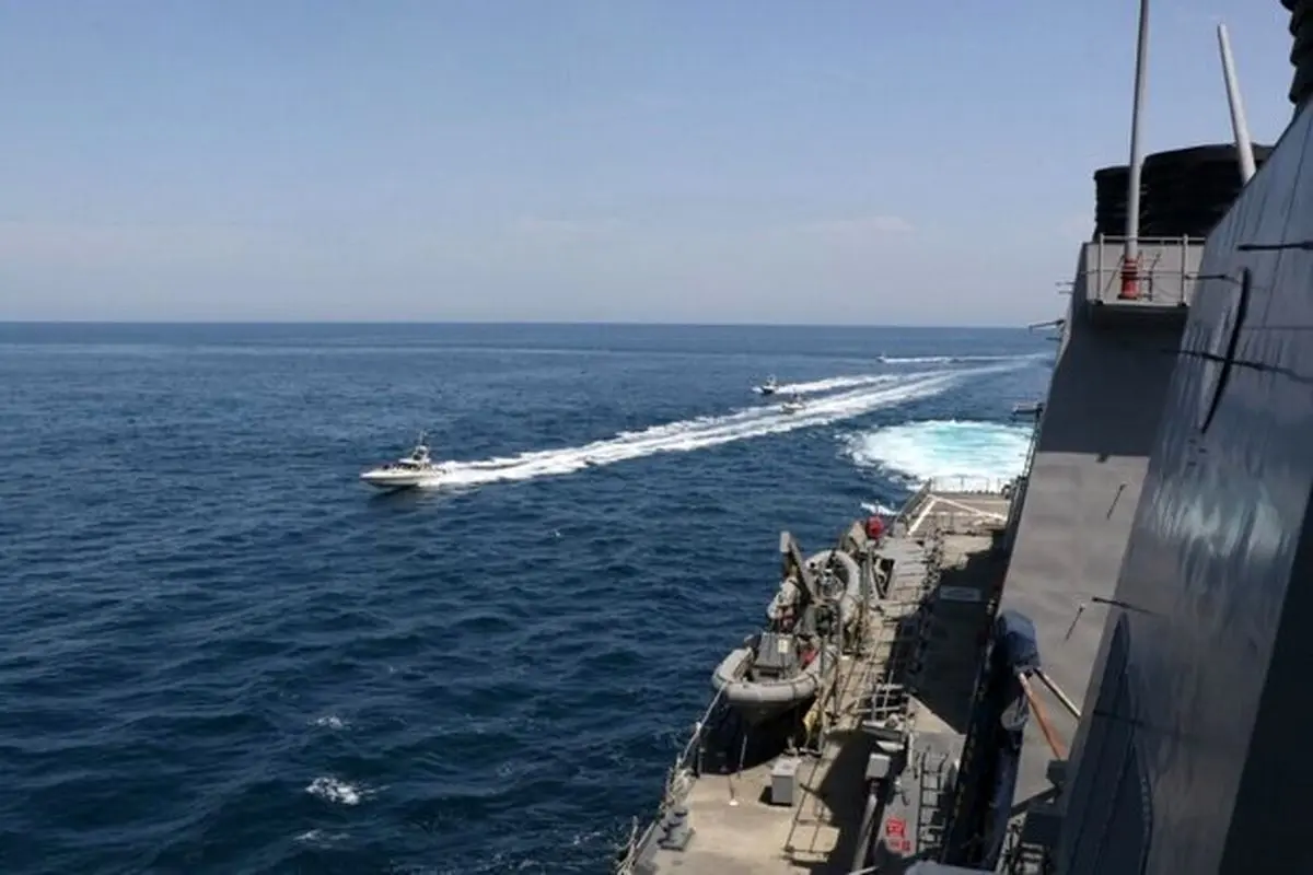 شلیک تیرهای هشدار کشتی آمریکایی پس از نزدیک شدن قایق‌های نظامی ایران