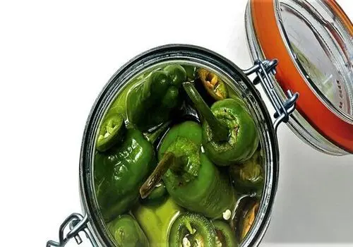 چگونه تندی فلفل را در ترشی کمتر کنیم؟

