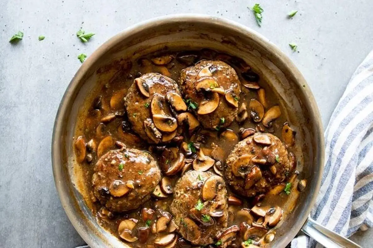 طرز تهیه استیک سالیسبوری با قارچ خوشمزه و خاص