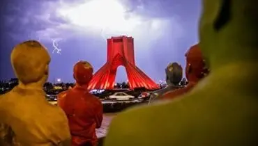 برج آزادی به رنگ سرخ هلال احمر