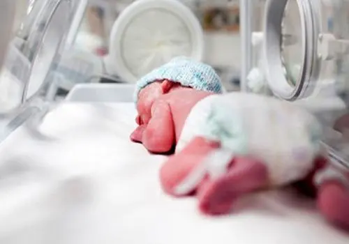 تولد یک نوزاد 5 کیلویی در قم + عکس
