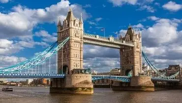 نداي اذان یک مسلمان در بالای "پل برج " در لندن + فیلم